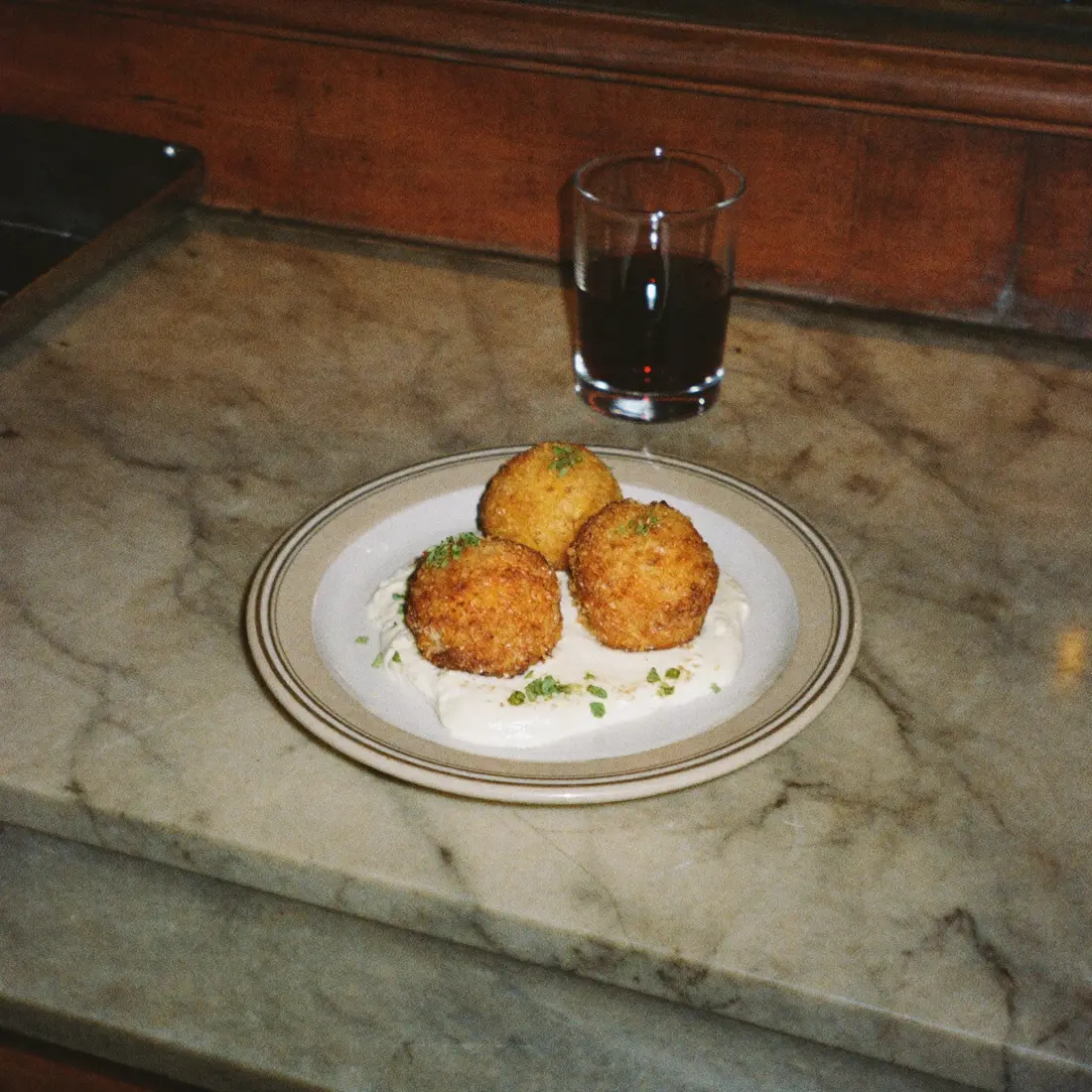 Mondeghili, le polpette milanesi, su crema di patate